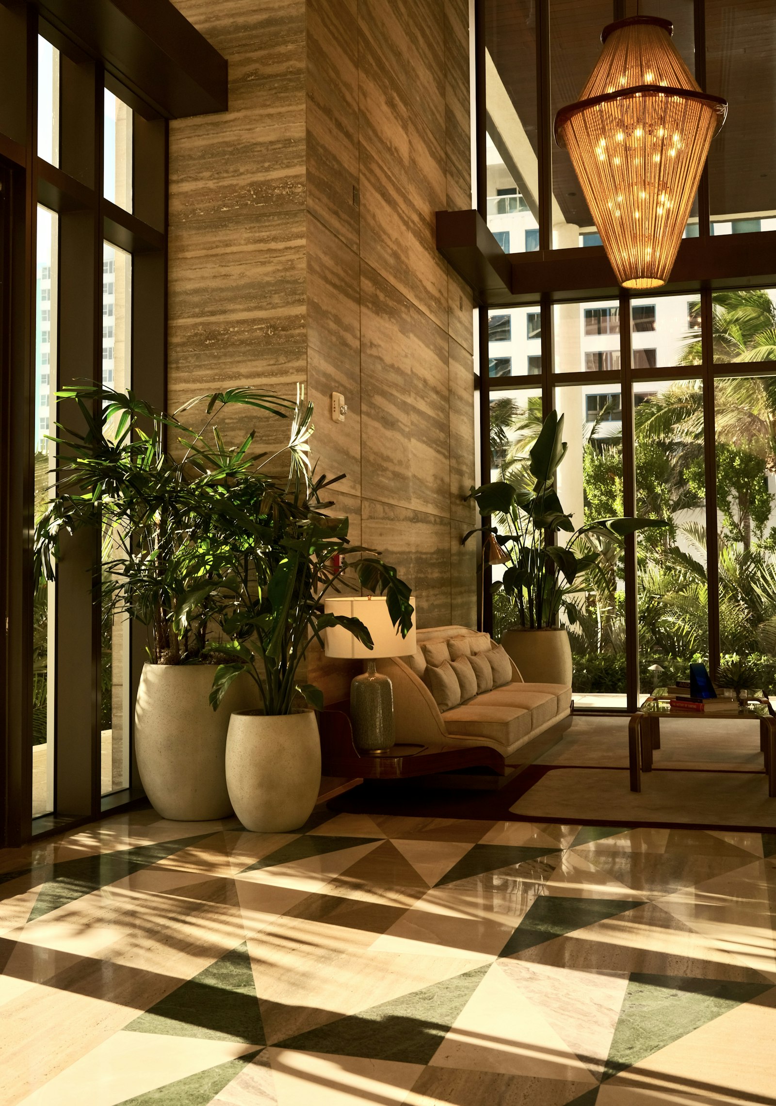 Lounge lumineux d'un hôtel-boutique avec plantes et lumière naturelle